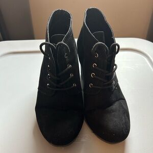 Arizona Black Lace Up Wedge Booties - size 8